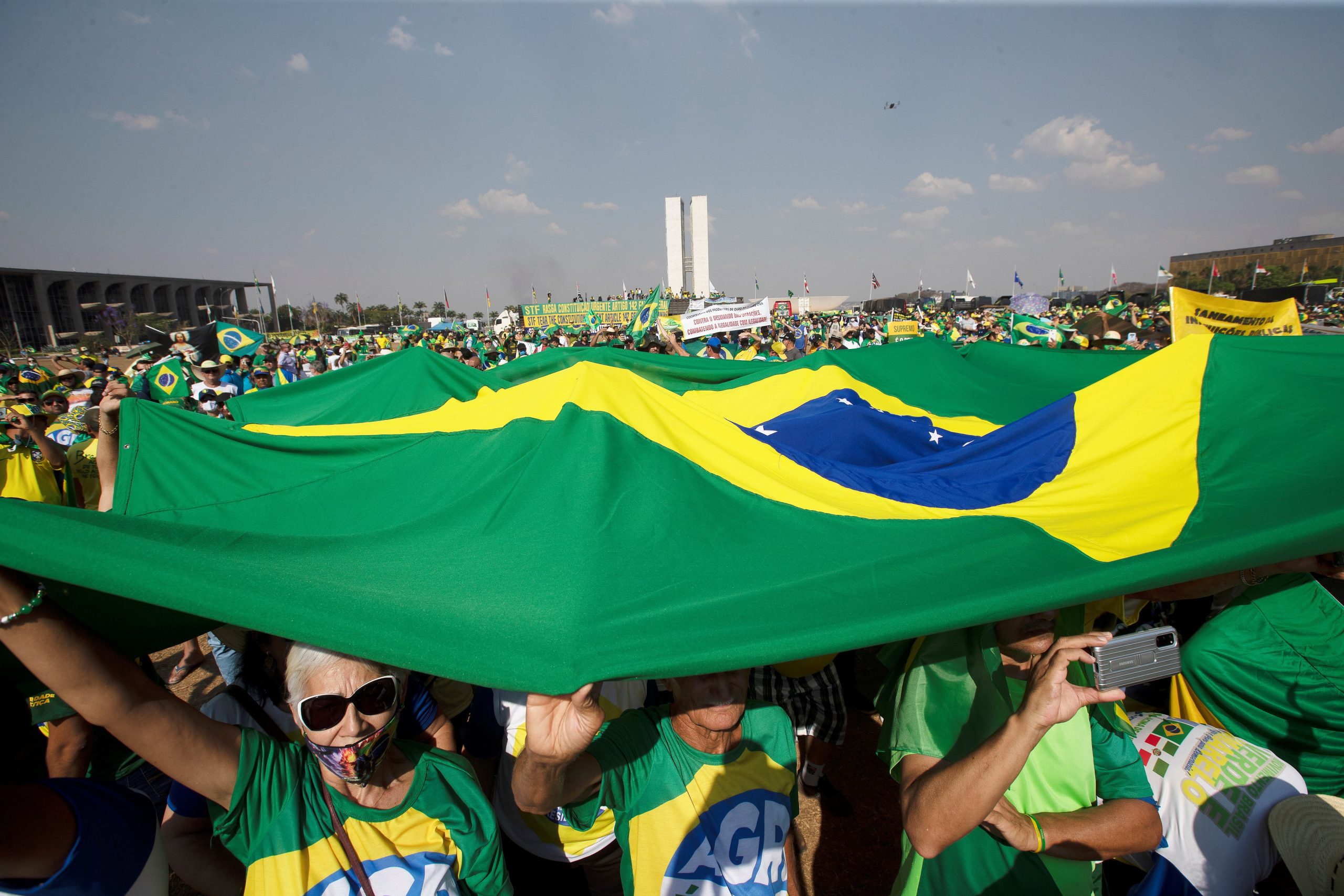 epa09456115 Supporters of the President of Brazil, Jair Bolsonaro, remain camped to protest in support of the Government, at the Esplanade of the Ministries in Brasilia, Brazil, 08 September 2021. Bolsonaro's followers continue in Brasilia with the massive protests that took place in several cities of the country a day earlier, promoted by the President who urged those present to disobey some decisions of the Supreme Court, while part of the crowd demanded a 'Military intervention' and the 'dissolution' of the Parliament and the highest court. The President of the Supreme Court of Brazil, Luis Fux, warned Bolsonaro's followers that 'no one will close' that court and said that disobedience to the court's decisions constitutes a 'crime'.  EPA/Joedson Alves