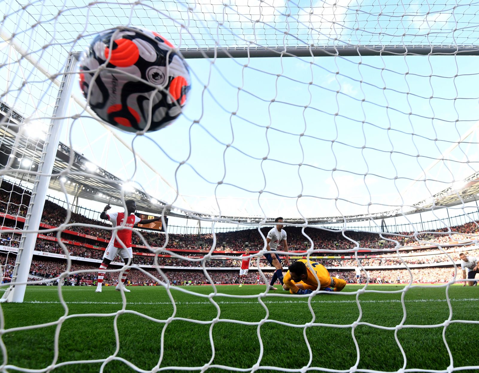 epa09490025 Goalkeeper Hugo Lloris of Tottenham (C) concedes the 0-2 during the English Premier League soccer match between Arsenal FC and Tottenham Hotspur in London, Britain, 26 September 2021.  EPA/Facundo Arrizabalaga EDITORIAL USE ONLY. No use with unauthorized audio, video, data, fixture lists, club/league logos or 'live' services. Online in-match use limited to 120 images, no video emulation. No use in betting, games or single club/league/player publications