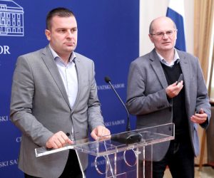 01.10.2020., Zagreb - Na konferenciji za medije za medije Kluba zastupnika HSLS-a i Reformista odrzanoj u Saboru o temi: "Umjesto o oboritoj ribi i eskort damama iz Slovenske ulice, gradjani imaju pravo znati kako ce se potrositi 19 milijardi kuna namijenjenih projektima aglomeracija" govorili su zastupnici Dario Hrebak i Darko Klasic.
Photo: Patrik Macek/PIXSELL