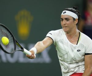 epa09526484 Ons Jabeur of Tunisia in action against Paula Badosa of Spain at the BNP Paribas Open tennis tournament at the Indian Wells Tennis Garden in Indian Wells, California, USA, 15 October 2021.  EPA/RAY ACEVEDO