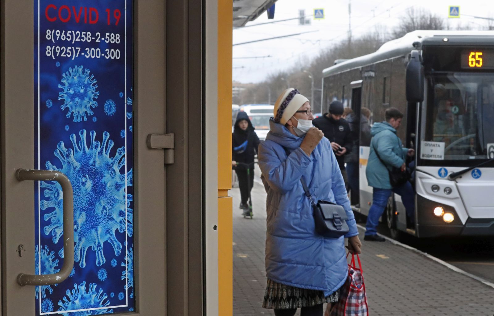 epa09579993 A view of a 'coronavirus test point' at a bus stop during coronavirus pandemic in the town of Podolsk, outside Moscow, Russia, 13 November 2021. Over the past 24 hours, 39,256 cases of the coronavirus infection have been detected in Russia.  EPA/MAXIM SHIPENKOV