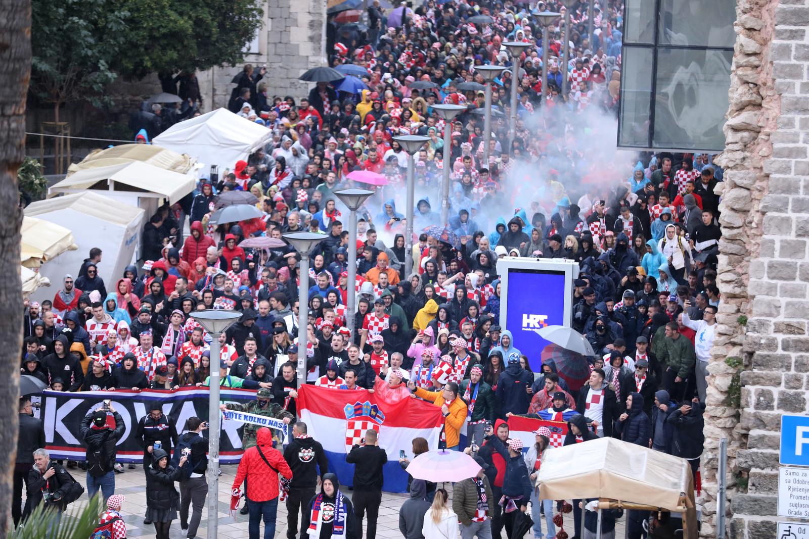 14.11.202.,Split-Hrvatski navijaci krenuli  prema stadionu.