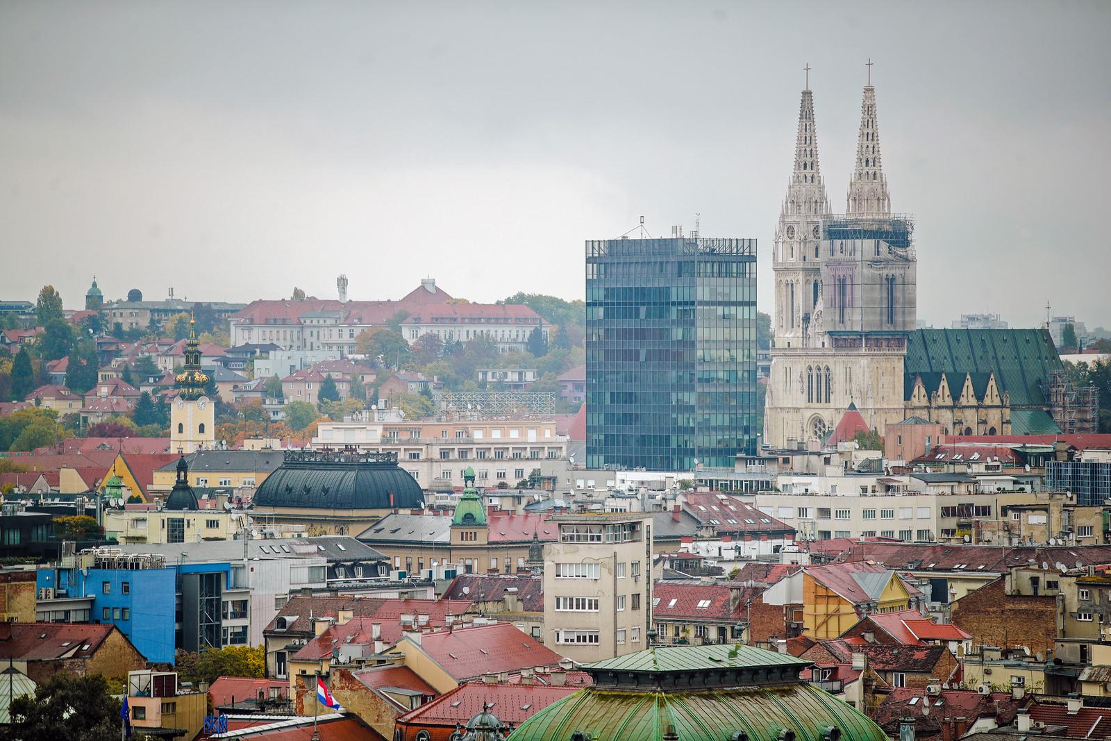 22.10.2021., Zagreb - Poged na kisom okupan grad sa 17 kata hotela Westin.