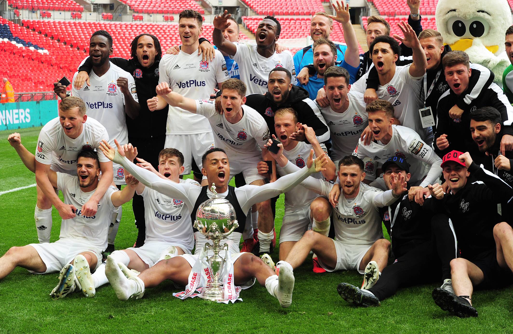 Football - 2019 Buildbase FA Trophy Final - AFC Fylde vs. Leyton Orient Fylde team celebrate with the trophy, at Wembley Stadium. COLORSPORT/ANDREW COWIE PUBLICATIONxNOTxINxUK