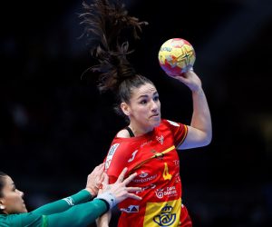 epa09639295 Carmen Martin (R) of Spain in action against Samara Vieira (L) of Brazil during the main round group IV match between Spain and Brazil at the 2021 World Women's Handball Championship in Torrevieja, eastern Spain, 12 December 2021.  EPA/Manuel Lorenzo