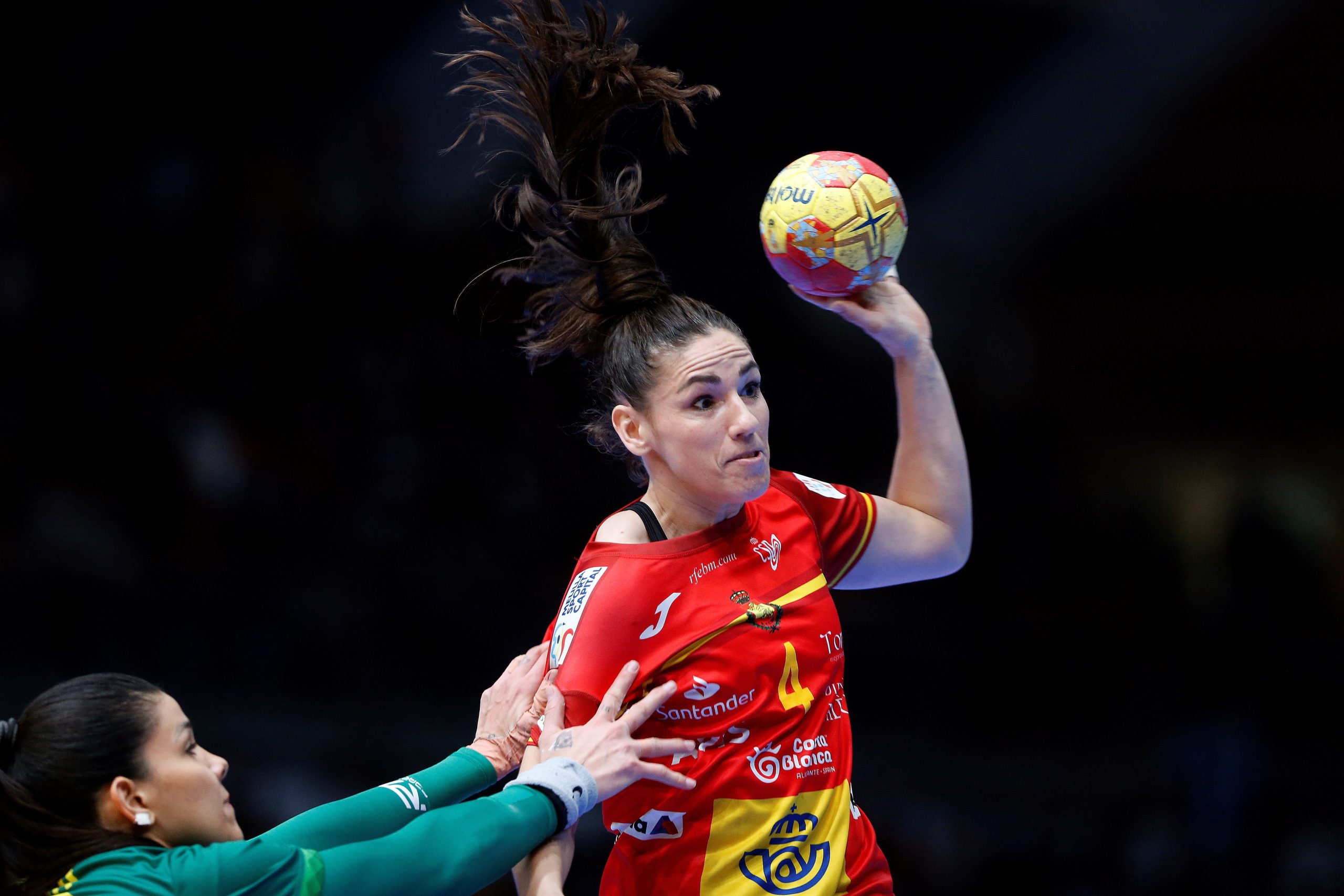 epa09639295 Carmen Martin (R) of Spain in action against Samara Vieira (L) of Brazil during the main round group IV match between Spain and Brazil at the 2021 World Women's Handball Championship in Torrevieja, eastern Spain, 12 December 2021.  EPA/Manuel Lorenzo
