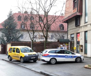 Zagreb, 30.12.2021. - Ilustracija: Hrvatska pošta, poštanski ured, policija.
Na fotografiji poštanski ured, policija, policijski auto, poštanski auto.
foto HINA/ Edvard ŠUŠAK/ es