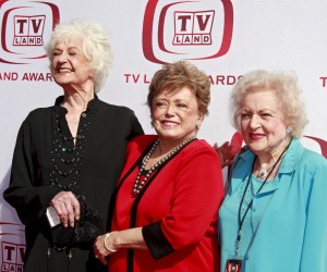 epa09661727 (FILE) - US actresses (L-R) Bea Arthur, Rue McClanahan and Betty White from the show 'Golden Girls' arriving at the sixth annual 'TV Land Awards' held at Barker Hanger in Santa Monica, California, USA, 08 June 2008 (reissued 31 December 2021). US actress Betty White has died at age 99 on 31 December 2021 according to her agent.  EPA/NINA PROMMER *** Local Caption *** 02186611