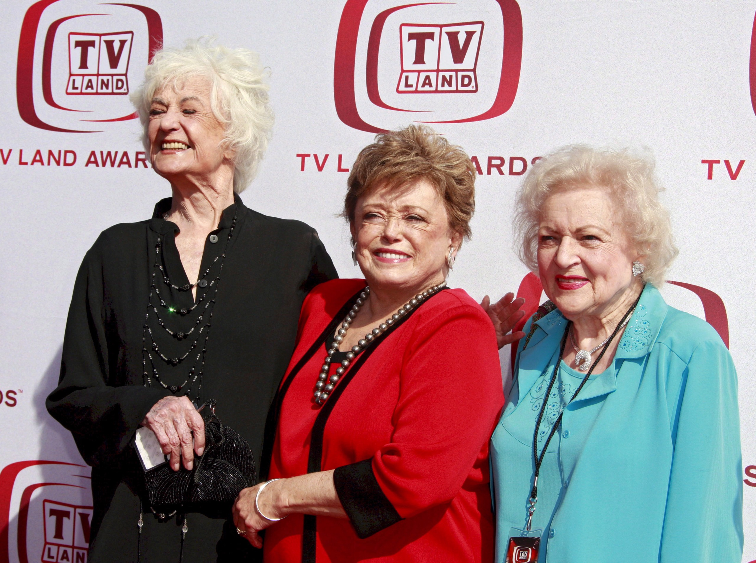 epa09661727 (FILE) - US actresses (L-R) Bea Arthur, Rue McClanahan and Betty White from the show 'Golden Girls' arriving at the sixth annual 'TV Land Awards' held at Barker Hanger in Santa Monica, California, USA, 08 June 2008 (reissued 31 December 2021). US actress Betty White has died at age 99 on 31 December 2021 according to her agent.  EPA/NINA PROMMER *** Local Caption *** 02186611