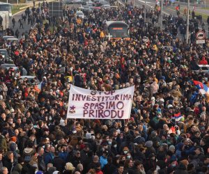 04, December, 2021, Belgrade - In Serbia, at more than 50 locations, citizens are once again coming out under blockades, demanding the withdrawal of the Law on Referendum and the Law on Expropriation. Blockade of the highway near the Sava Center. Photo: Mateja Stanisavljevic/ATAImages

04, decembar, 2021, Beograd  - U Srbiji, na preko 50 lokacija, gradjni i gradjanke ponovo izlaze na blokade, zahtevajuci povlacenje Zakona o referendumu i Zakona o eksproprijaciji. Blokada auto-puta kod Sava centra. Photo: Mateja Stanisavljevic/ATAImages