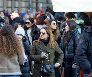 04.12.2021., Zagreb - Iako je danas potvrdjen prvi slucaj omikron virusa u Hrvatskoj gradjani Zagreba bezbrizno su uzivali u setnji i subotnjoj spici u centru grada.