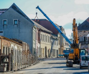 20.12.2021., Petrinja - Blizi se godinu dana kako je snazan potres zadesio stanovnike Petrinje i okolnih sela (29.12.2020). Danas je obnova u punom jeku ali stanovnici nisu zadovoljni jer se uglavnom rusi a malo toga se sanira. Srediste grada je i dalje sablasno prazno. Tek pokoji stroj ili radnik moze se uociti na pojedinoj lokaciji u centru grada dok je broj otvorenih lokala usluznih djelatnosti sveden na minimum. Photo: Sanjin Strukic/PIXSELL