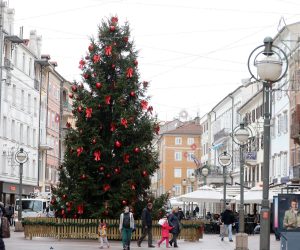 25.11.2021., Rijeka  - Humanitarna akcija Kuglice dobrih zelja odrzava se na Korzu. Akcija je dio manifestacije Rijeka Advent u kojoj gradjani doniraju 20 kn i dobivaju kuglicu u koju mogu upisati svoju zelju i objesiti je na jelku postavljenu na Korzu. Gradjanima pomazu studenti volonteri. Prikupljeni novac namijenjen je udruzi DIP koja radi s mladima s teskocama u razvoju. Photo: Goran Kovacic/PIXSELL