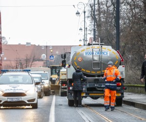 28.12.2021., Zagreb - Radnici saniraju puknuce cijevi u Ulici Ribnjak. Photo: Slavko Midzor/PIXSELL