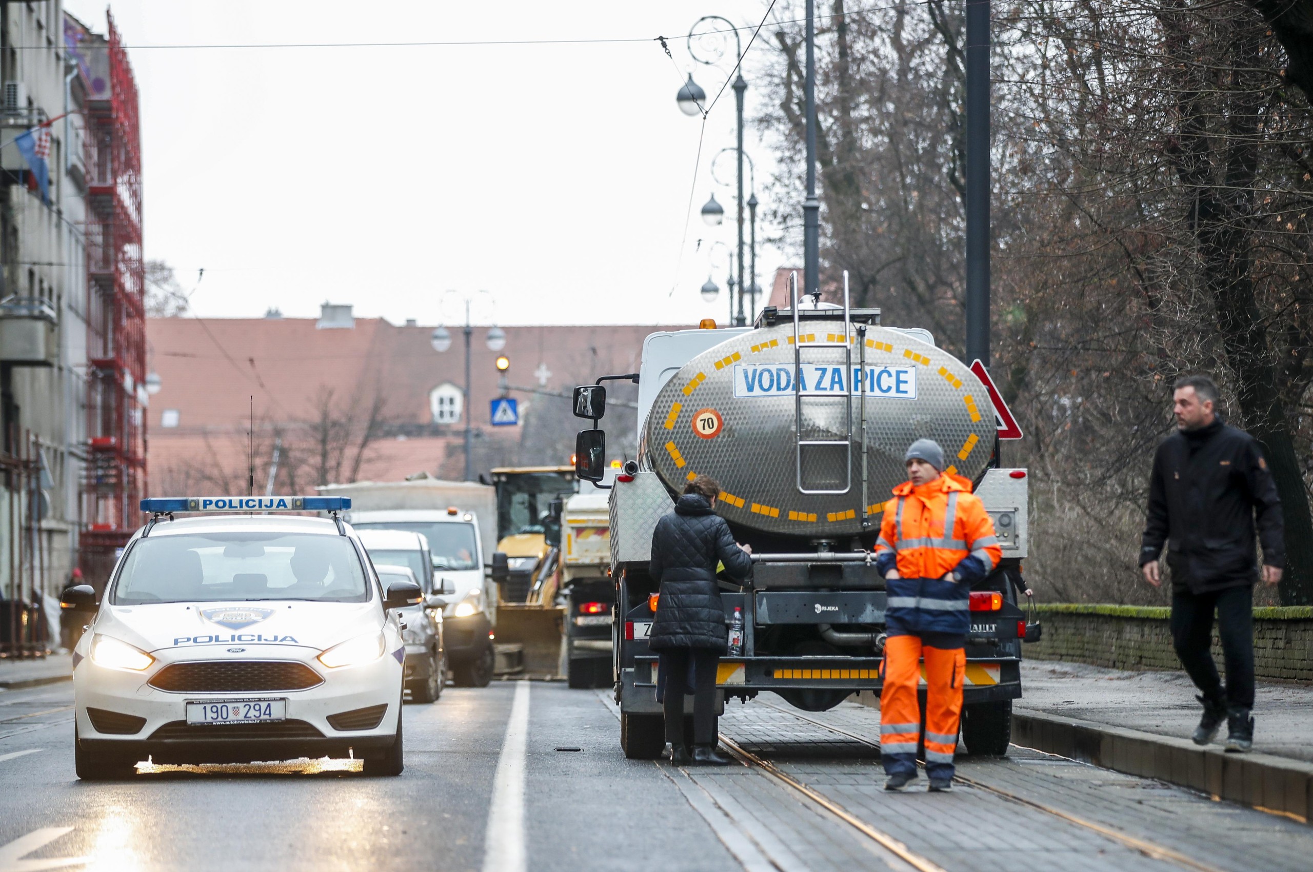 28.12.2021., Zagreb - Radnici saniraju puknuce cijevi u Ulici Ribnjak. Photo: Slavko Midzor/PIXSELL