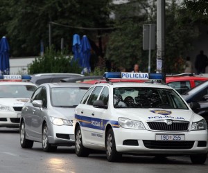 Zagreb, 11.09.2013 - Zasad nepoznati razbojnici opljaèkali su rano jutros poslovnicu Hrvatske pote u Grukoj ulici, izvijestila je zagrebaèka policija. Na slici policijska vozila ispred pote u Grukoj ulici.
foto FaH/ Damir SENÈAR /ds