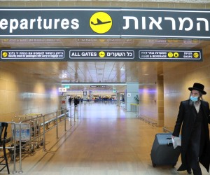 epa09651543 An ultra Orthodox Jewish passenger at the Ben Gurion International Airport near Tel Aviv, Israel, 20 December 2021. The Israeli Ministry of Health urged the government to declare Italy, the United States, Belgium, Germany, Hungary, Morocco, Portugal, Canada, Switzerland and Turkey as at-risk countries amid the ongoing spread of the coronavirus Omicron variant of concern.  EPA/ABIR SULTAN