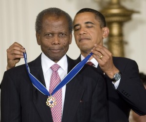 epa09672141 (FILE) - US President Barack Obama awards American actor Sidney Poitier the 2009 Presidential Medal of Freedom, America's highest civilian honor, during a ceremony in the East Room of the White House in Washington, DC, USA, on 12 August 2009 (reissued 07 January 2022). Sidney Poitier died aged 94, the Bahamian Minister of Foreign Affairs is cited on 07 January 2022.  EPA/MATTHEW CAVANAUGH *** Local Caption *** 01821985