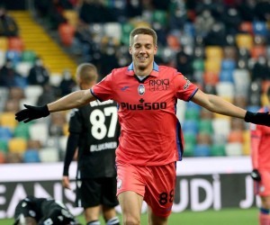 epa09675907 Atalanta’s Mario Pasalic jubilates after scoring the opening goal during the Italian Serie A soccer match Udinese Calcio vs Atalanta BC at the Friuli - Dacia Arena stadium in Udine, Italy, 09 January 2022.  EPA/GABRIELE MENIS