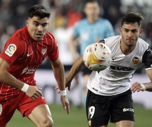 epa09695768 Valencia's Hugo Duro (R) in action against Sevilla's Marcos Acuna (L) during the Spanish LaLiga soccer match between Valencia CF and Sevilla FC in Valencia, eastern Spain, 19 January 2022.  EPA/Kai Foersterling