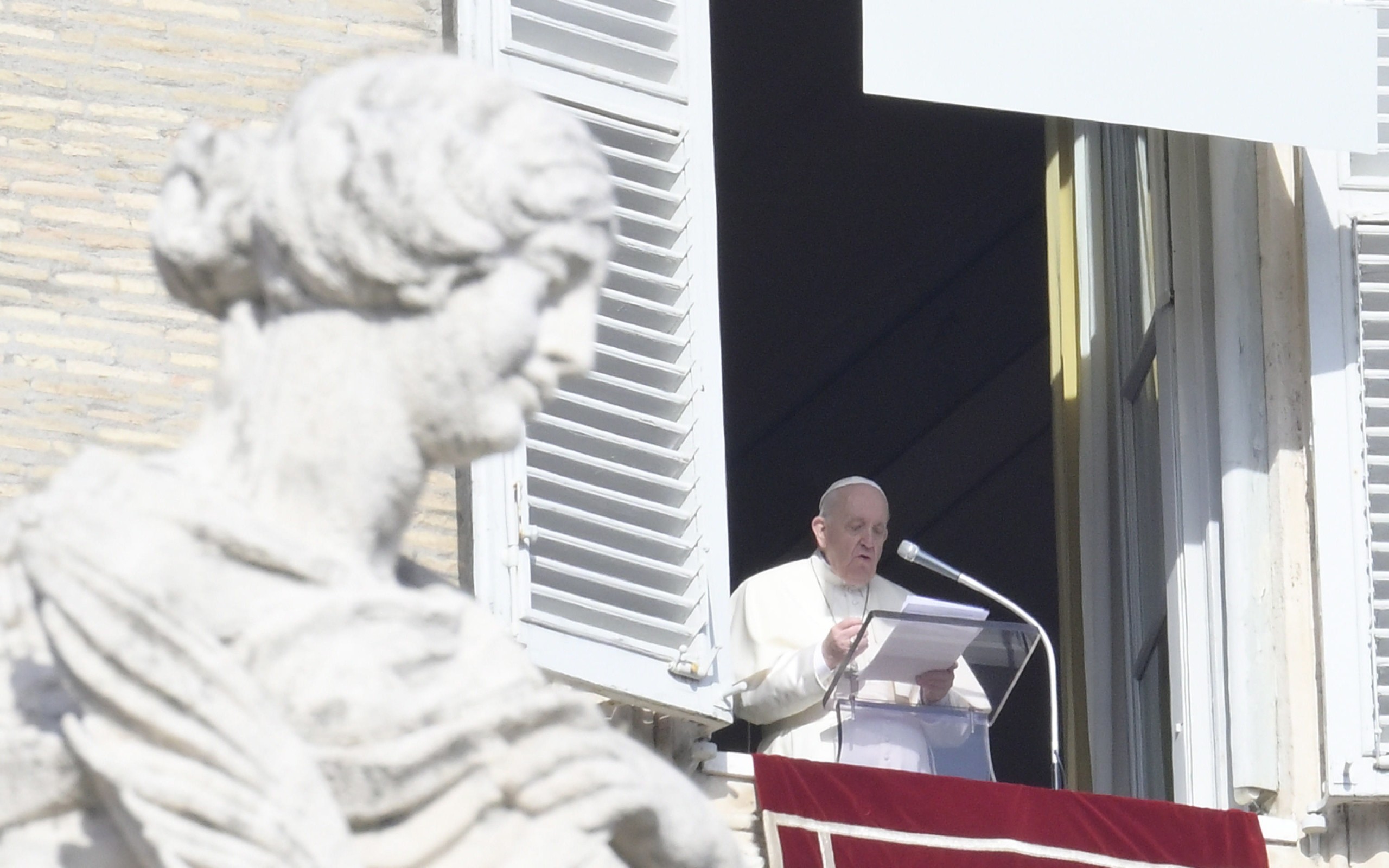 epa09703924 Pope Francis during his Sunday Angelus Prayer from the window of his office overlooking Saint Peter's Square. Vatican City, 23 January 2022.  EPA/CLAUDIO PERI