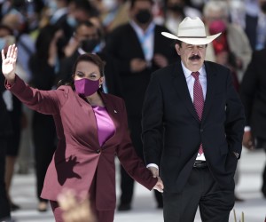 epa09712903 President-elect Xiomara Castro arrives with her husband and former President Manuel Zelaya (R), to be sworn in as the new president at the Tiburcio Varias Andino National Stadium, in Tegucigalpa, Honduras, 27 January 2022.  EPA/Bienvenido Velasco