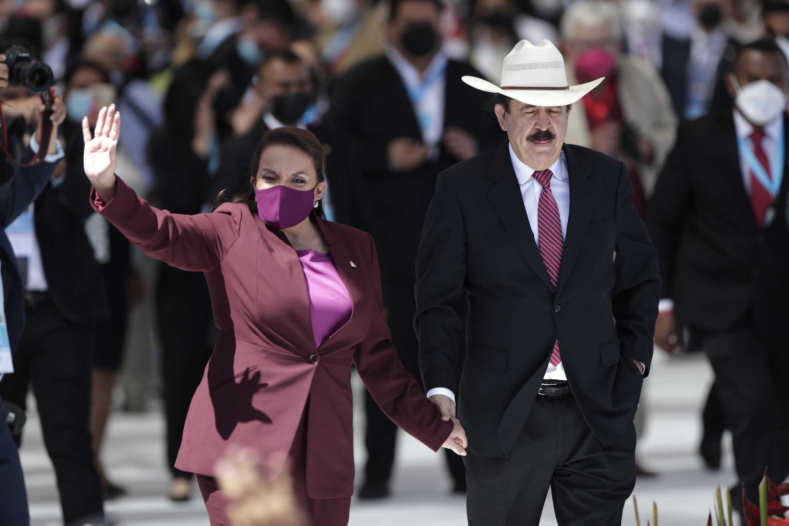 epa09712903 President-elect Xiomara Castro arrives with her husband and former President Manuel Zelaya (R), to be sworn in as the new president at the Tiburcio Varias Andino National Stadium, in Tegucigalpa, Honduras, 27 January 2022.  EPA/Bienvenido Velasco