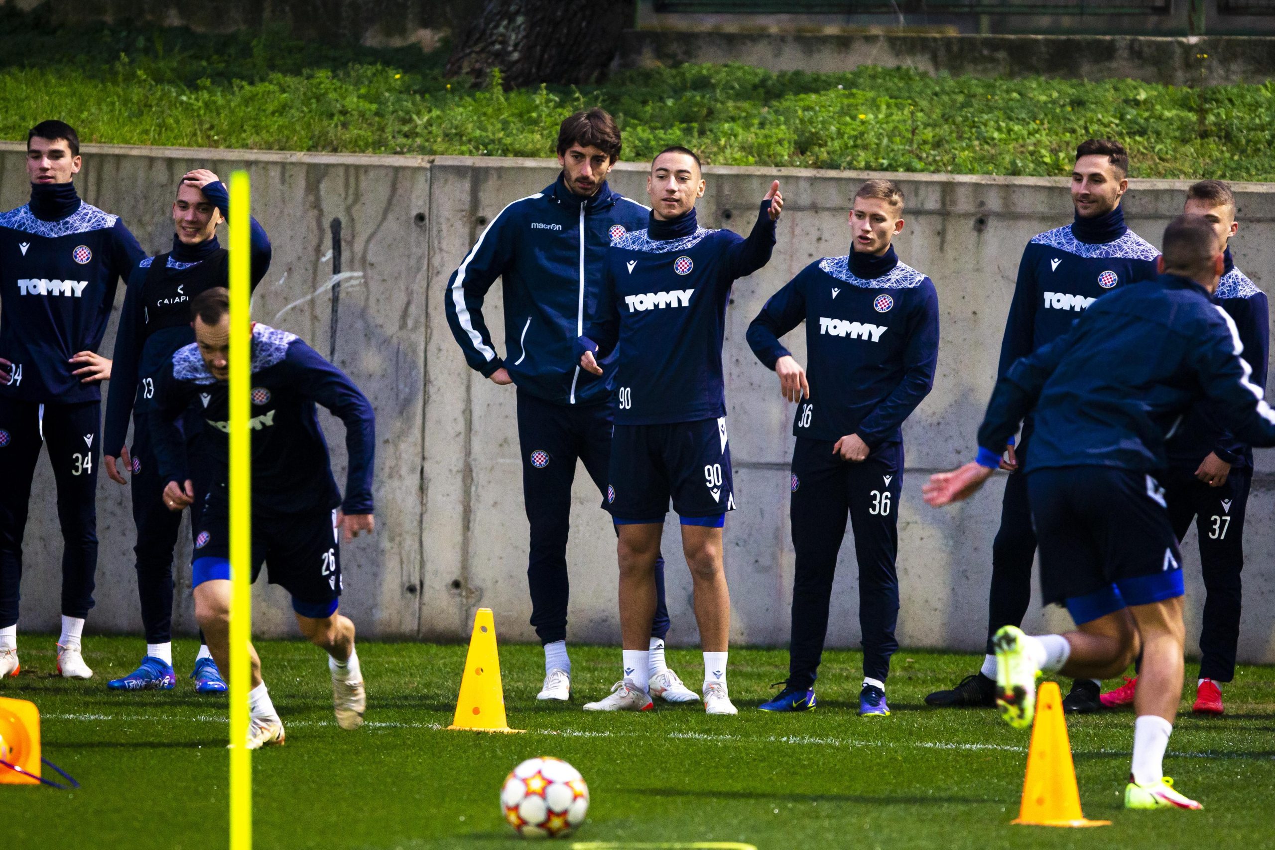 03.01.2022., Split - HNK Hajduk zapoceo je s pripremama za nastavak sezone. Trener Valdas Dambrauskas okupio je igrace na pomocnom terenu poljudskog stadiona.
Photo: Miroslav Lelas/PIXSELL Photo: Miroslav Lelas/PIXSELL