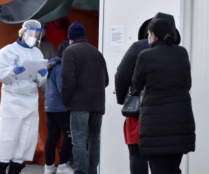 13.01.2022., Sibenik - Unatoc cinjenici da se od danas tesiranja mogu obaviti i kod obiteljskog lijecnika velike guzve na glavnom punktu za testiranje u Sibeniku. Photo: Hrvoje Jelavic/PIXSELL