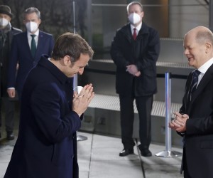 epa09708607 German Chancellor Olaf Scholz welcomes French President Emmanuel Macron ahead of their meeting at the Federal Chancellery in Berlin, Germany, January 25, 2022.  The meeting will focus on the French EU Council Presidency and the German G7 Presidency, current international issues and bilateral relations.  EPA/MICHELE TANTUSSI / POOL