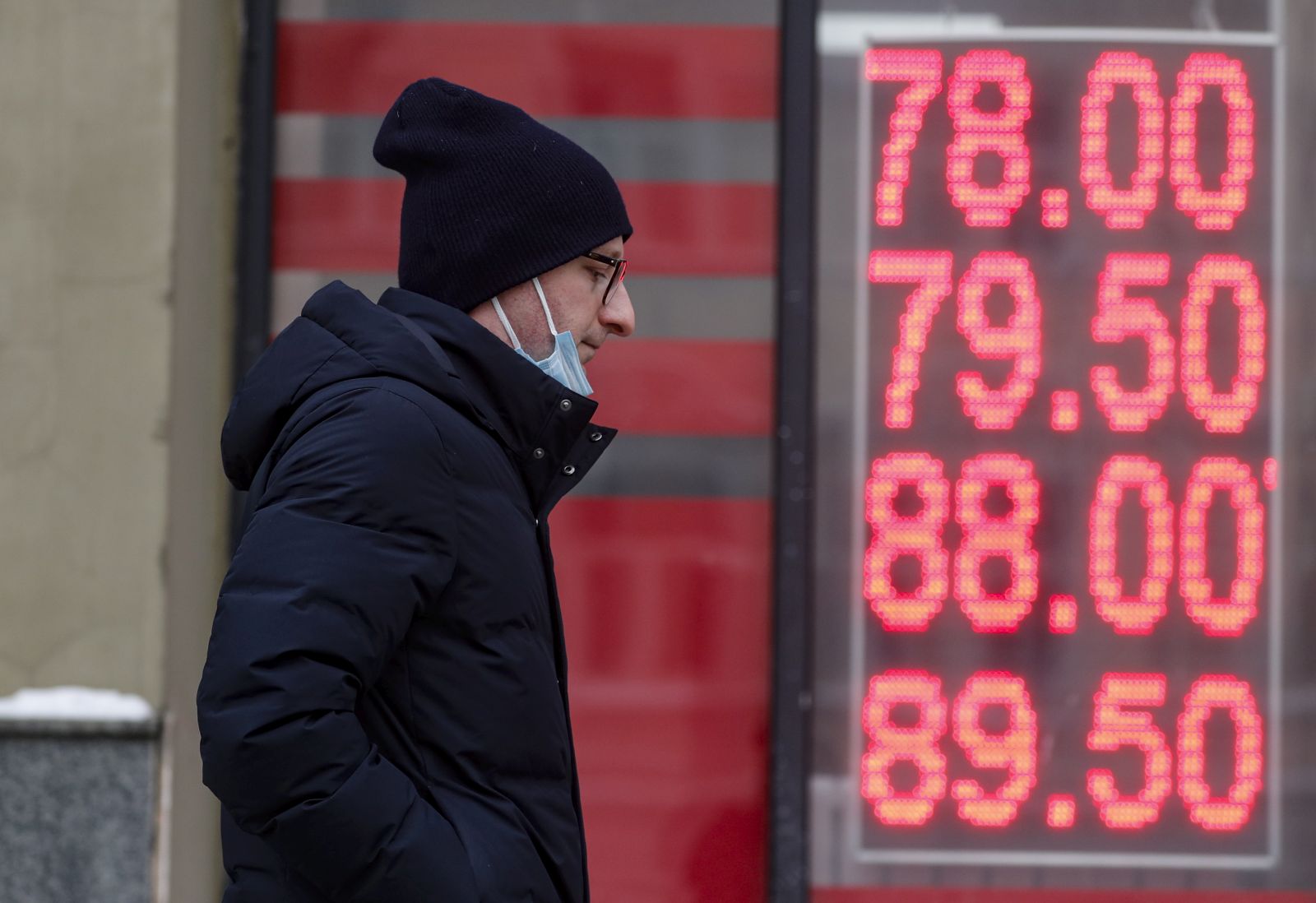 epa09712397 A man walks in front of an exchange office with an electronic panel displaying currency exchange rates for US dollar and euro against Russian ruble in Moscow, Russia, 27 January 2022. The collapse of the ruble has been observed since the beginning of January 2022 due to the aggravation of the situation around Ukraine. Strategists at the American bank JPMorgan Chase urged their clients to abandon long-term investments in the Russian currency due to the growing uncertainty due to the growing tensions around Ukraine. In December 2021, the Russian Foreign Ministry published draft agreements between the Russian Federation and NATO and the United States on security guarantees. The document says that the United States should not create military bases in the territories of the former Soviet Union countries that are not members of NATO. The Russian Foreign Ministry 26 January received a response from the United States and NATO on security guarantees.  EPA/MAXIM SHIPENKOV