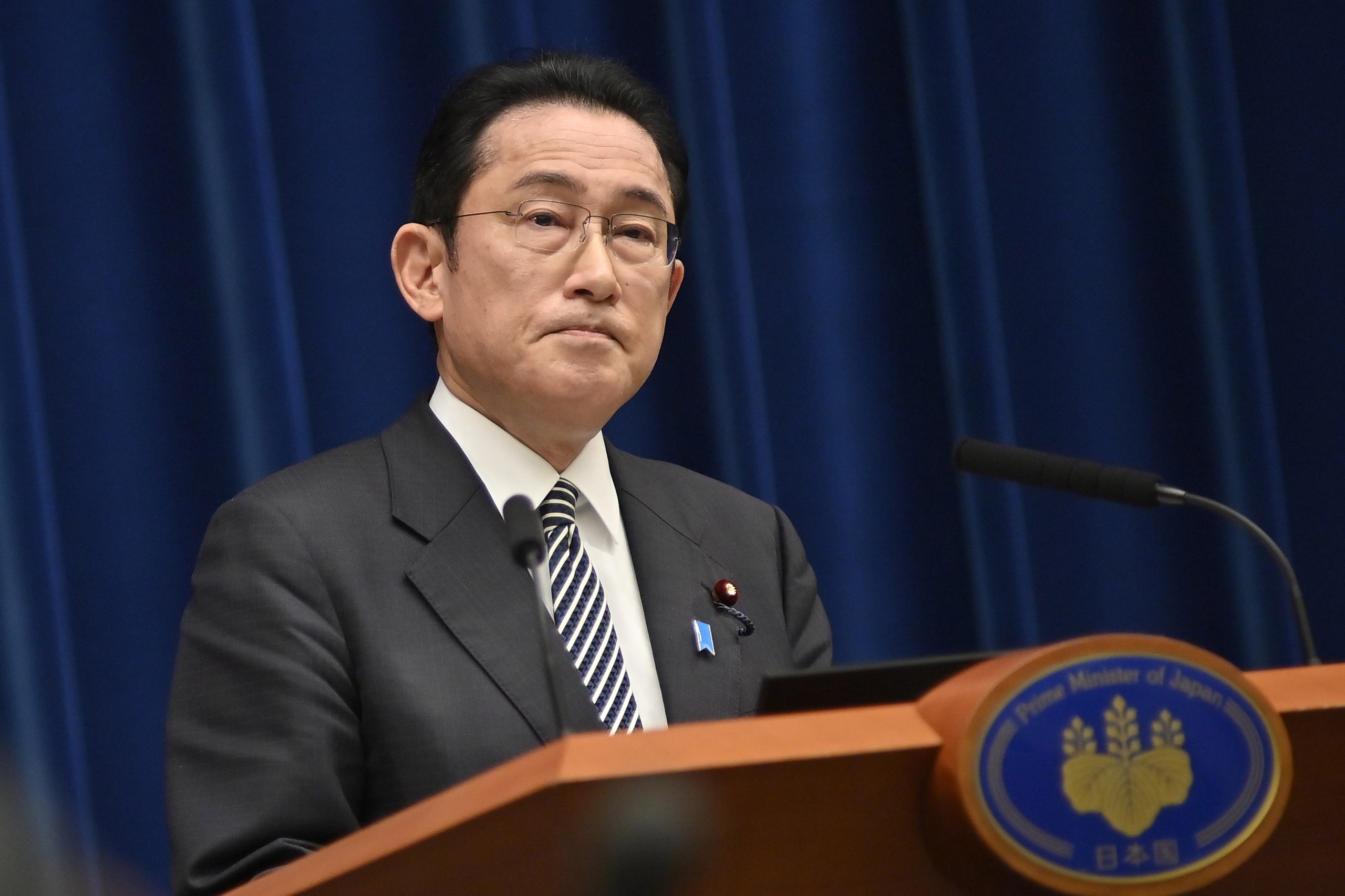 epa09765453 Japanese Prime Minister Fumio Kishida holds a press conference in Tokyo, Japan, 17 February 2022, to explain about the government's plan to ease the country's border control measures put in place to prevent the spread of the coronavirus disease (COVID-19) pandemic.  EPA/DAVID MAREUIL / POOL