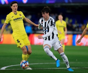 epa09777464 Juventus' striker Dusan Vlahovic (C) scores the 0-1 goal during the UEFA Champions League round of 16 first leg soccer match Villarreal CF vs Juventus at La Ceramica stadium in Vila-real, eastern Spain, 22 February 2022.  EPA/Domenech Castello