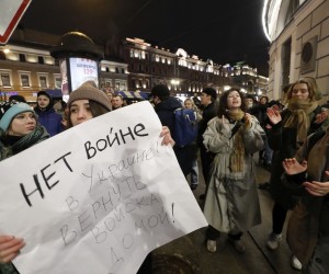 epa09781551 Russian protestors hold a posters that reads 'No War' during rally against entry of Russian troops into Ukraine in St. Petersburg, Russia, 24 February 2022. On February 24, early in the morning, President Vladimir Putin announced his decision to launch a military special operation in the Donbass. Against this background, the ruble weakened against the dollar and the euro to a six-year low, the Russian stock market fell by 11 percent, trading on the Moscow and St. Petersburg stock exchanges were suspended. The prices of oil and precious metals are rising on world markets.  EPA/ANATOLY MALTSEV