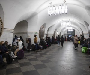 epa09782634 Ukrainians take shelter in a metro station for the coming night in Kiev, Ukraine, 24 February 2022. Russian troops launched a major military operation on Ukraine on 24 February, after weeks of intense diplomacy and the imposition of Western sanctions on Russia aimed at preventing an armed conflict in Ukraine.  EPA/MIKHAIL PALINCHAK