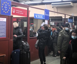 epa09785141 Ukrainian passenger of a train from Kyiv at the train station in Przemysl, southeastern Poland, 25 February 2022. About 29,000 people crossed Poland's border with Ukraine over the past 24 hours, with thousands of them declaring themselves as war refugees, the Polish head of the national security department has said on 25 February.  EPA/Darek Delmanowicz POLAND OUT