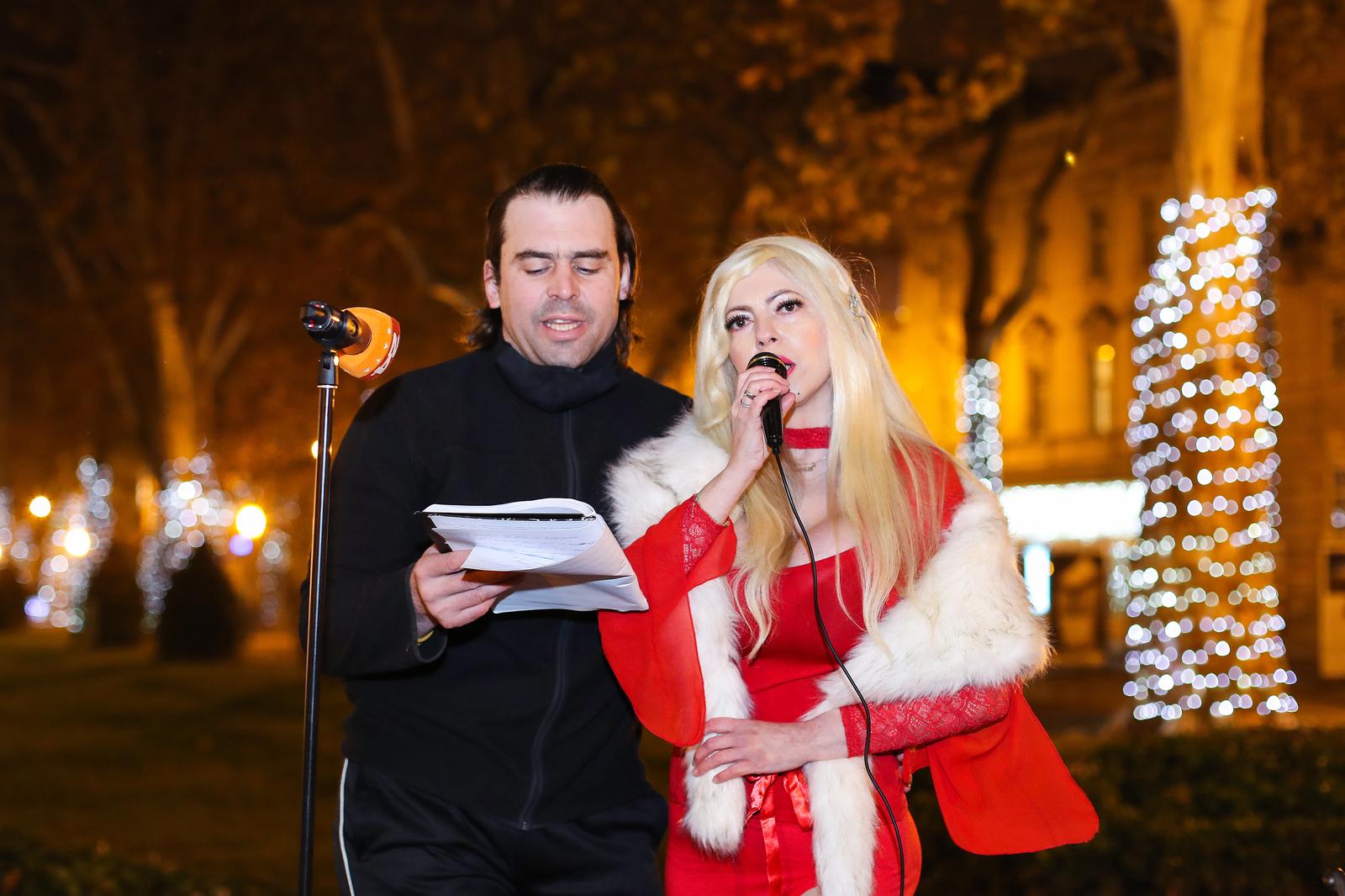 16.12.2020., Zagreb - Bianca Kolompar pjevala bozicne pjesme u parku Zrinjevac. Photo: Luka Stanzl/PIXSELL