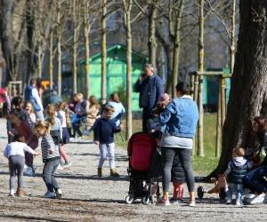 23.02.2021., Karlovac - Suncano i iznadprosjecno toplo vrijeme za veljacu izmamilo je brojne Karlovcane u parkove.rrPhoto: Kristina Stedul Fabac/PIXSELL