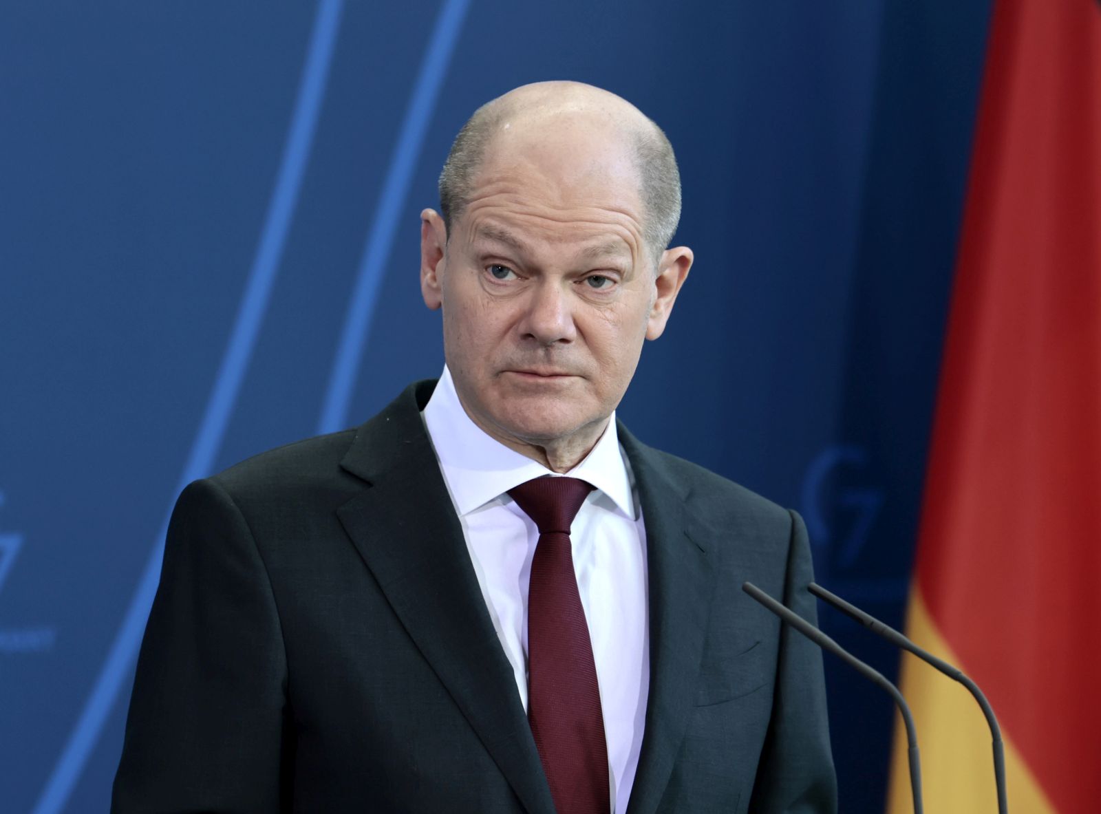 epa09793605 German Chancellor Olaf Scholz during a joint news conference with Luxembourg's Prime Minister on their meeting at the Chancellery in Berlin, Germany, 01 March 2022.  EPA/HANNIBAL HANSCHKE / POOL