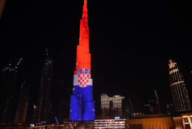 Zagreb, 05.03.2022. - Najviši neboder na svijetu, Burj Khalifa, zasjao je u subotu navečer u bojama hrvatske zastave, za vrijeme posjeta hrvatskog premijera Andreja Plenkovića Dubaiju.
foto HINA/ Vlada RH/ ml