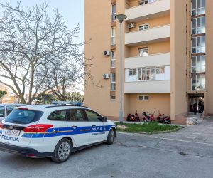 05.03.2022., Pula - Policija je jucer oko 23.30 sati u stanu u Ulici prilaz Monte Cappelletta broj 1 u Puli pronasla mrtvu zenu. Policijski sluzbenici su zajedno s nadleznim drzavnim odvjetnikom obavili ocevid te je utvrdjeno kako je nepoznati pocinitelj tupim predmetom usmrtio 79-godisnju zenu. Njeno tijelo prevezeno je na Odjel patologije pulske bolnice radi obavljanja obdukcije. Policija jos uvijek traga za pociniteljem. Photo: Srecko Niketic/PIXSELL