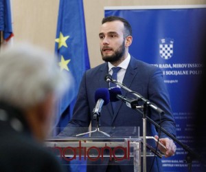 03.02.2022., Zagreb - Hotel International. Ministar rada, mirovinskog sustava, obitelji i socijalne politike Josip Aladrovic, ministar znanosti i obrazovanja Radovan Fuchs i ravnatelj Hrvatskog zavoda za zaposljavanje (HZZ) Ante Loncar, urucili su  20 ugovora u okviru Poziva "Nastavak unaprjedjenja usluga za djecu u sustavu ranog i predskolskog odgoja i obrazovanja“. Josip Aladrovic.
       Photo: Davor Puklavec/PIXSELL