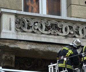 14.12.2015., Zagreb - U Gundulicevoj ulici 2 vatrogasci uklanjaju dio balkona koji je istrulio i poceo padati po nogostupu. rPhoto: Marko Lukunic/PIXSELL