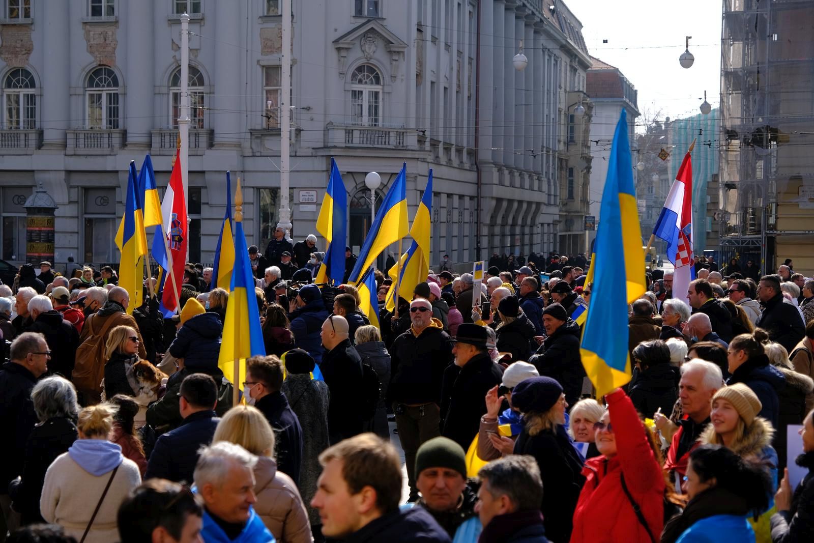 05.03.2022., Zagreb - Na glavom zagrebackom trgu gradani su se okupili na skupu u znak podrske Ukrajini zbog ruske agresije. Skup organiziraju Hrvatski helsinski odbor za ljudska prava (HHO) i Zajednica Ukrajinaca Grada Zagreba. Photo: Slaven Branislav Babic/PIXSELL