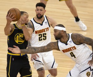 epa09894087 Golden State Warriors guard Stephen Curry (L) looks to pass around Denver Nuggets defenders Austin Rivers (C) and DeMarcus Cousins during the first quarter of the NBA basketball game between the Denver Nuggets and the Golden State Warriors at Chase Center in San Francisco, California, USA, 16 April 2022.  EPA/D. ROSS CAMERON  SHUTTERSTOCK OUT