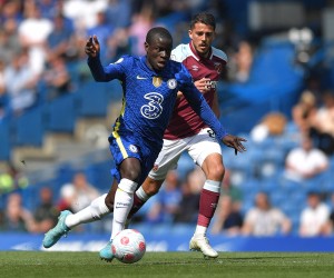 epa09906764 N'Golo Kante (L) of Chelsea in action against Pablo Fornals (R) of West Ham during the English Premier League soccer match between Chelsea FC and West Ham United in London, Britain, 24 April 2022.  EPA/VINCENT MIGNOTT EDITORIAL USE ONLY. No use with unauthorized audio, video, data, fixture lists, club/league logos or 'live' services. Online in-match use limited to 120 images, no video emulation. No use in betting, games or single club/league/player publications