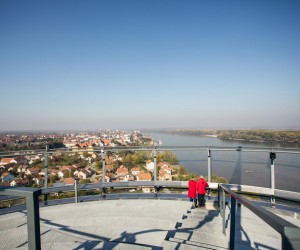 29.10.2021., Vukovar -  Vukovarski Vodotoranj predstavlja simbol obrane Vukovara. Premda nije imao vojnu ulogu, vukovarski je toranj tijekom Domovinskog rata pogodjen s vise od 600 projektila koji su ga znatno ostetili ali ga nisu uspjeli srusiti. Nakon konzervatorskih radova obnovljeni vodotoranj otvoren je prosle godine i predstavlja simbol hrabrosti, stradanja i otpora u  Domovinskom ratu. Photo: Emica Elvedji/PIXSELL