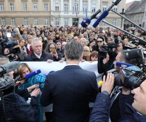 21.11.2019., Zagreb -Premijer Plenkovic obratio se izmedju dva protokola prosvjednicima na Trgu svetog Marka. r"nPhoto: Patrik Macek/PIXSELL