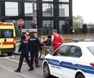 22.04.2022.Zagreb- Policija i hitna pomoc pokusavaju pomoci dvojici migranata koji su u losem fizickom stanju ostavljeni na krizanju Oreskoviceve i Miholiceve ulice.  Photo: Boris Scitar/Vecernji list/PIXSELL