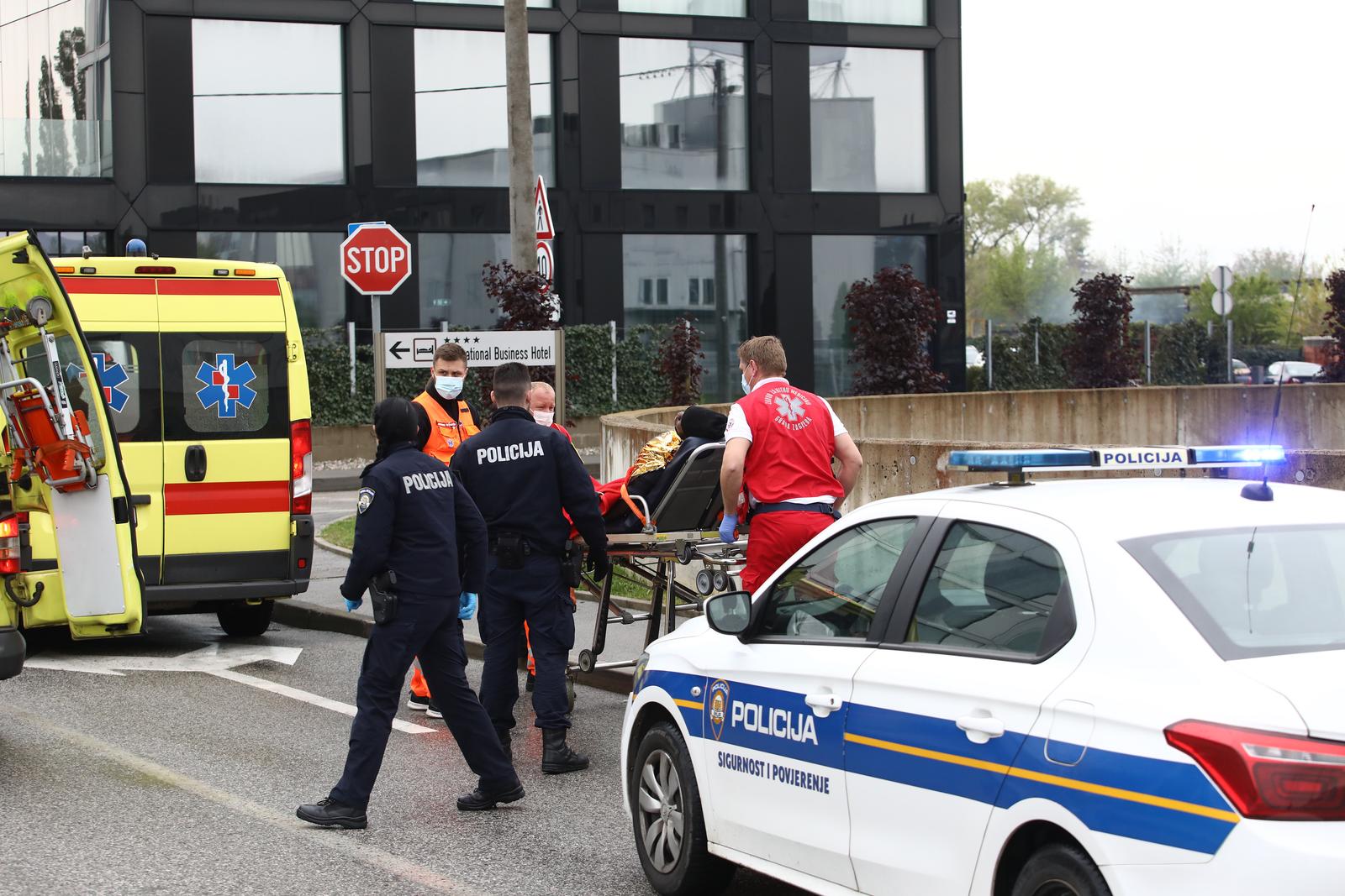 22.04.2022.Zagreb- Policija i hitna pomoc pokusavaju pomoci dvojici migranata koji su u losem fizickom stanju ostavljeni na krizanju Oreskoviceve i Miholiceve ulice.  Photo: Boris Scitar/Vecernji list/PIXSELL